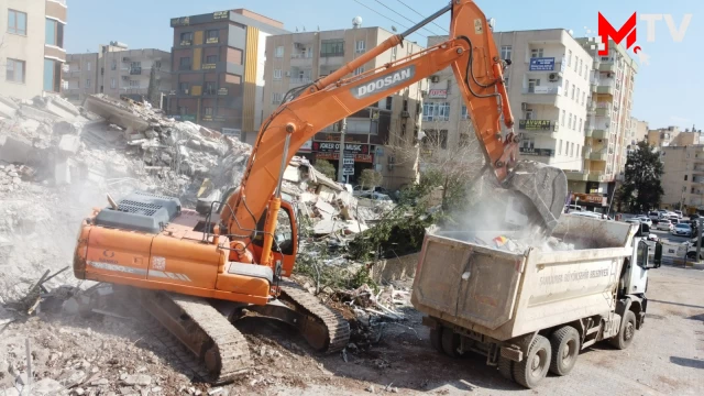 Urfa'da enkaz kaldırma işlemleri hızlandı