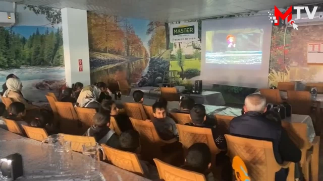 Urfa'da market deposu depremzede çocuklar için sinema salonu yapıldı