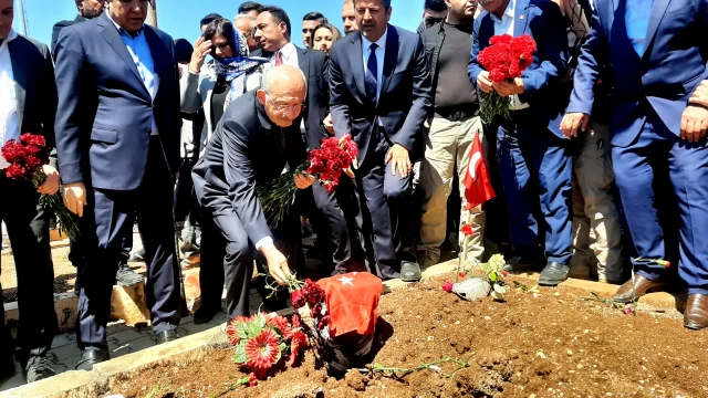 Kılıcdaroğlu deprem bölgesindeki mezarlıkları ziyaret etti