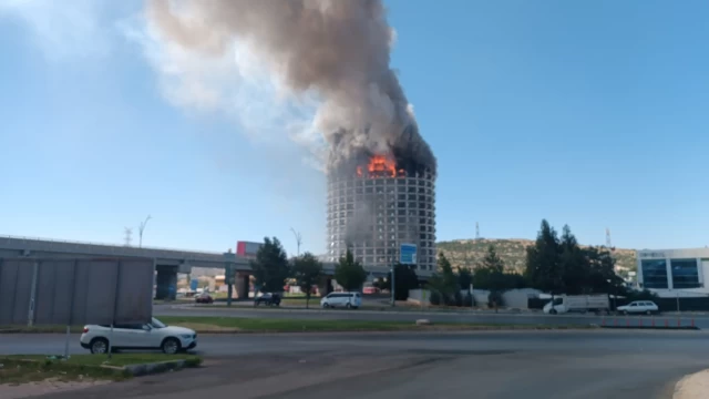 17 katlı binada yangın çıktı