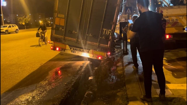 Urfa'da yarılan asfalt kazaya neden oldu