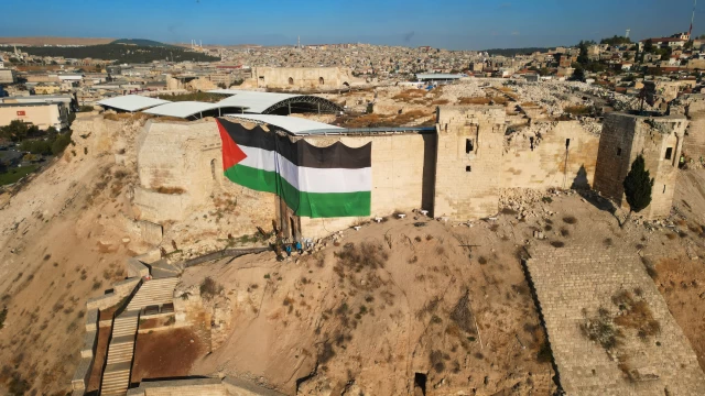 Gaziantep Kalesi'ne Filistin bayrağı asıldı