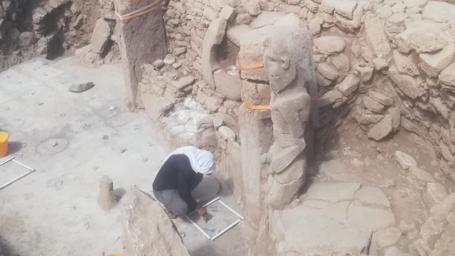 Karahantepe'de insan heykeli bulundu