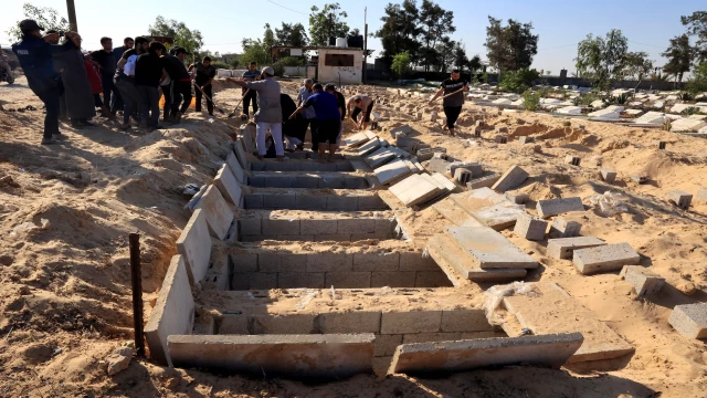 İsrail Ordusu mezarlardan cenazeleri çıkarıyor